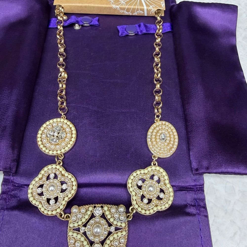 Elegant Gold and Faux Pearl Necklace NWT 20”